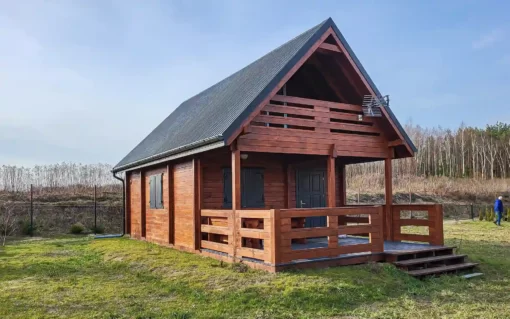 1 DOM DREWNIANY Z DWUSPADOWYM DACHEM 70 M² Z PODDASZEM I BALKONEM CAS 70 „KOŁOBRZEG”_